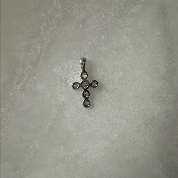 Elegant Silver Cross Pendant - Picture 4 of 5